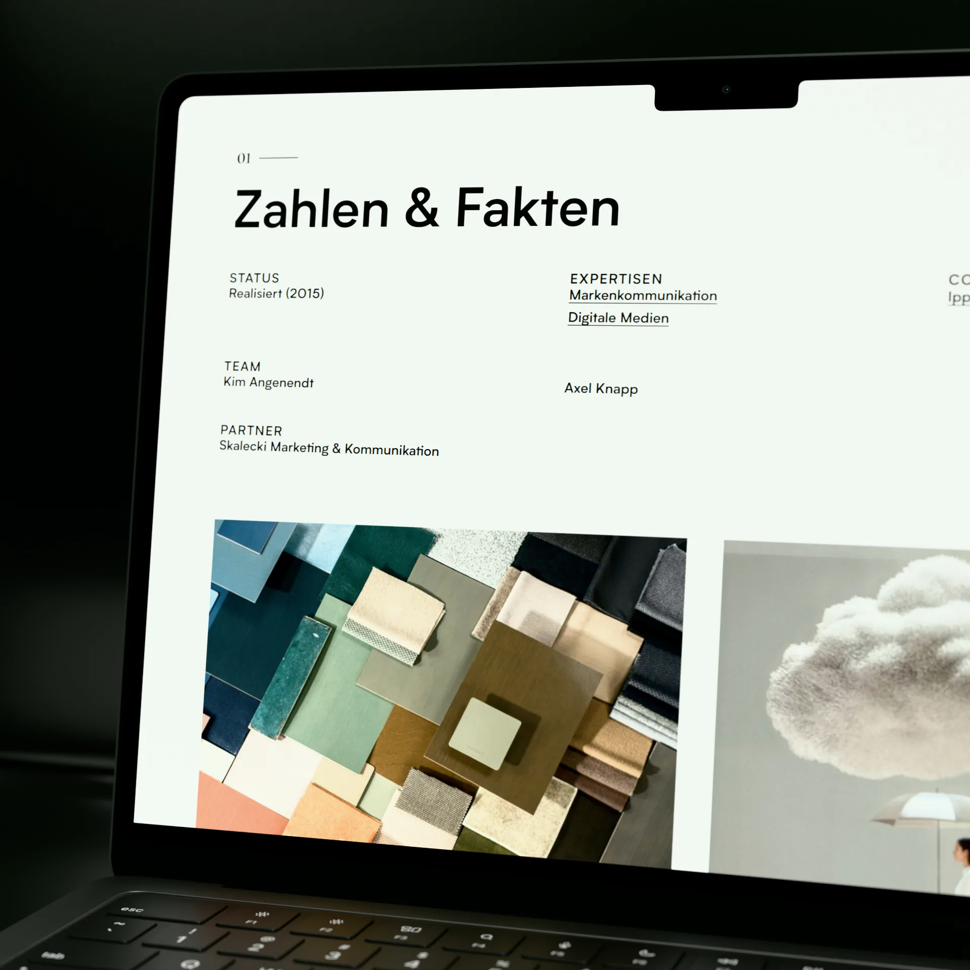 Laptop mit geöffneter Portfolio-Seite von ifdesign.org: "Zahlen & Fakten" mit Details zu Status, Team, Partner und Expertisen, darunter "Digitale Medien".