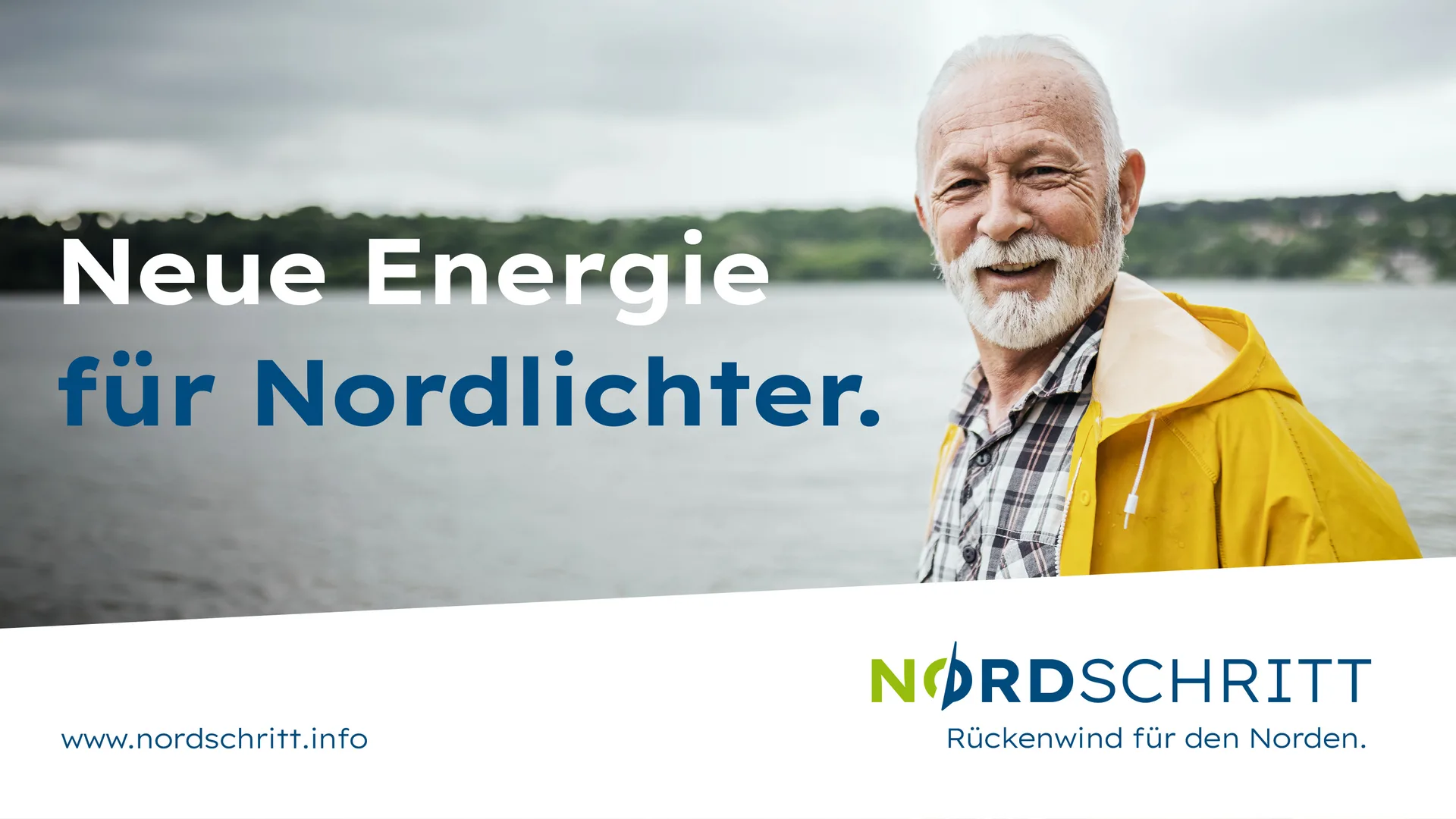 Mann in Ostfriesennerz steht vor einem See. Kampagnenmotiv "Neue Energie für Nordlichter" für die Initiative "Nordschritt" aus Schwerin